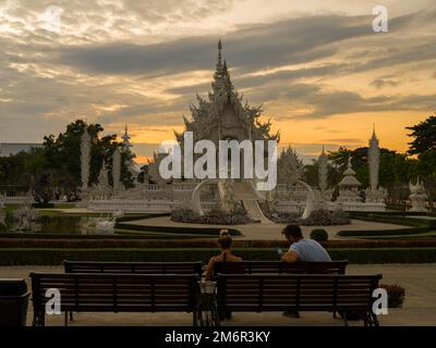 Chiang Rai, Thailandia. Novembre 14, 2022. Wat Rong Khun o Tempio Bianco al tramonto. E' la più importante destinazione di viaggio nella provincia di Chiang Rai. Foto Stock