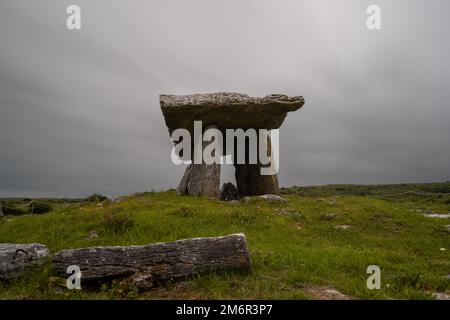 Vista a lungo esposizione del Dolmen di Poulnabrone nella contea di Clare, Irlanda occidentale Foto Stock
