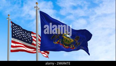 Bandiera dello stato della Pennsylvania che sventola accanto alla bandiera nazionale degli Stati Uniti in una giornata di sole. La bandiera della Pennsylvania presenta uno stemma su un Foto Stock