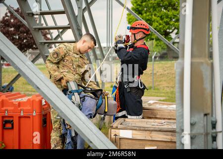 Staff Sgt. Sean Howley, a sinistra, 52nd ingegnere civile Squadron ufficiale non commissionato responsabile della prevenzione degli incendi, e Airman 1st Classe Isaac Painter, 52nd vigili del fuoco CES, salvare un manichino di salvataggio, 4 maggio 2022, su Spangdahlem Air base, Germania. L'ufficio di sicurezza di Fighter Wing del 52nd ha ospitato una dimostrazione di salvataggio autunnale presso la torre radar con il reparto antincendio CES 52nd. Foto Stock