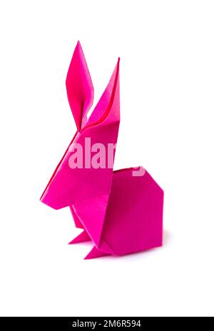 Origami di coniglio di carta rosa isolato su uno sfondo bianco Foto Stock