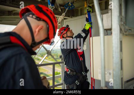 Marcel Buetzer, 52nd pompiere dell'ingegnere civile Squadron, prepara un'attrezzatura per un'autunnale dimostrazione di salvataggio presso la torre radar, il 4 maggio 2022, sulla base aerea di Spangdahlem, Germania. L'ufficio sicurezza dell'ala combattente 52nd ha osservato la settimana di stand-down per la sicurezza nazionale per prevenire cadute in fase di costruzione, per sottolineare l'importanza di educare e comprendere il programma di protezione anticaduta in tutte le sezioni di lavoro interessate. Foto Stock