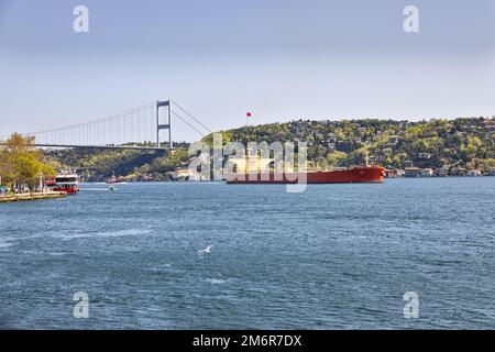 Petroliera che attraversa lo stretto del Bosforo in Turchia Foto Stock