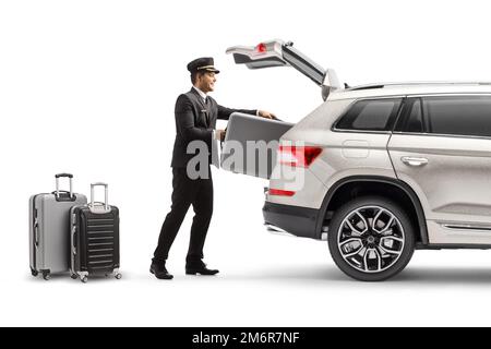 Facchino mettere valigia nel tronco di un SUV isolato su sfondo bianco Foto Stock