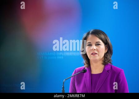 Lissabon, Portogallo. 04th Jan, 2023. Il ministro degli Esteri tedesco Annalena Berbock (Bündnis 90/Die Grünen) interviene in una conferenza stampa. Credit: Christophe Gateau/dpa/Alamy Live News Foto Stock