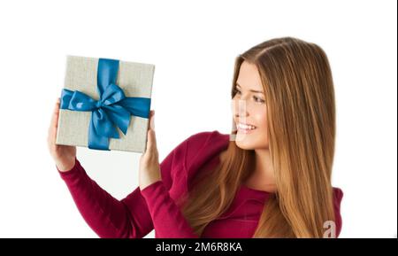 Regalo di Natale, donna felice in possesso di un regalo o di lusso di bellezza box abbonamento consegna isolato su sfondo bianco Foto Stock