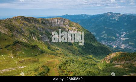 Alpine Meadows Trail, Krasnaya Polyana Resort. Percorso a piedi dei prati alpini. Veduta aerea della verde valle di montagna, circostante Foto Stock