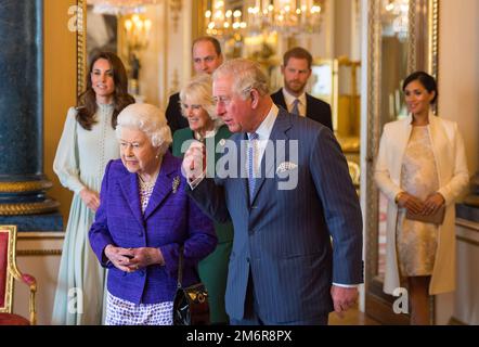 Foto del file datata 05/03/19 della defunta Regina Elisabetta II , allora Principe di Galles, seguita dall'allora Duca e Duchessa di Cambridge, l'allora Duchessa di Cornovaglia, E il Duca e la Duchessa di Sussex ad un ricevimento a Buckingham Palace a Londra per celebrare il cinquantesimo anniversario dell'investitura del Principe di Galles. Il Duca di Sussex ha affermato di essere stato fisicamente attaccato da suo fratello per il suo matrimonio con Meghan Markle. Data di emissione: Giovedì 5 gennaio 2023. Foto Stock