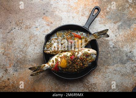 Pesce crudo dorado farcito con verdure per una cucina sana vista dall'alto Foto Stock