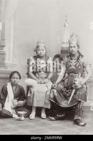 19th ° secolo vintage fotografia: Gruppo Batak, Indie olandesi orientali, Indonesia, circa 1890's. Foto Stock