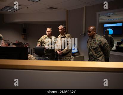 Gen. Glen VanHerck, Comandante, North American Aerospace Defense Command e U.S. James Porterfield, leader senior del comando arruolato, NORAD e USNORTHCOM, sono condotti attraverso un breve esercizio per dimostrare le capacità radar di Capt. Lee Dockery al radar di allarme precoce aggiornato sulla Clear Space Force Station, Alaska, 4 maggio 2022. Il team dirigenziale si è recato a Clear SFS per incontrare i leader e fare un giro in UEWR e Long Range Discrimination Radar sotto l'egida di Clear SFS. Clear SFS è stata una parte vitale della deterrenza integrale a sostegno della Miss di NORAD Foto Stock