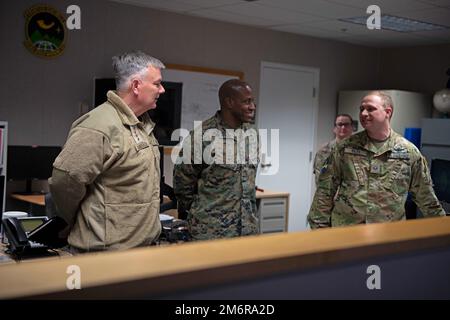 Gen. Glen VanHerck, Comandante, North American Aerospace Defense Command e U.S. James Porterfield, capo senior del comando arruolato, NORAD e USNORTHCOM, parlano con il personale Sgt. Joshua Riley al Radar di allarme rapido aggiornato su Clear Space Force Station, Alaska, 4 maggio 2022. Il team dirigenziale si è recato a Clear SFS per incontrare i leader e fare un giro in UEWR e Long Range Discrimination Radar sotto l'egida di Clear SFS. Clear SFS è stata una parte vitale della deterrenza integrale a sostegno della missione di difesa interna di NORAD sin dalla costituzione dell'aeronautica statunitense Foto Stock