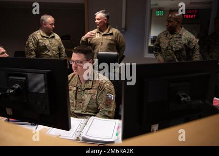 Gen. Glen VanHerck, Comandante, North American Aerospace Defense Command e U.S. James Porterfield, capo senior del comando arruolato, NORAD e USNORTHCOM, discutono le operazioni radar con Capt. Lee Dockery al radar di allarme rapido aggiornato su Clear Space Force Station, Alaska, 4 maggio 2022, come Tech. Kevin Jewitt, nativo del Polo Nord, Alaska, monitora i sistemi radar in primo piano. Il team dirigenziale si è recato a Clear SFS per incontrare i leader e fare un giro in UEWR e Long Range Discrimination Radar sotto l'egida di Clear SFS. Clear SFS è stato un elemento fondamentale Foto Stock