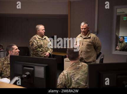 Gen. Glen VanHerck, Comandante, North American Aerospace Defense Command e U.S. Northern Command, discute come i ruoli del radar monitor (da sinistra a destra) 2nd Lt. Brian Rowbotham, Capt. Lee Dockery, e Tech. SGT. Kevin Jewitt, entra nel grande quadro di Homeland Defense durante il tour del radar di allarme rapido aggiornato su Clear Space Force Station, Alaska, 4 maggio 2022. Il team dirigenziale si è recato a Clear SFS per incontrare i leader e fare un giro in UEWR e Long Range Discrimination Radar sotto l'egida di Clear SFS. Clear SFS è stata una parte vitale della deterrenza integrale nel suppor Foto Stock