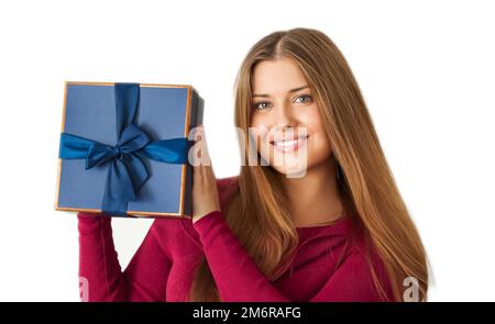 Compleanno, Natale o regalo di festa, donna felice in possesso di un regalo blu o di una scatola di bellezza di lusso in abbonamento consegna isolato su w Foto Stock