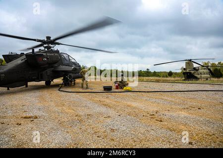 I piloti Apache di 2nd Squadron, 17th Cavallry Regiment, 101st Combat Aviation Brigade, 101st Airborne Division (Air Assault), ricevono carburante dalla parte posteriore di un elicottero chinook durante una missione 'Fat Cow', il 4 maggio, a Fort Knox, Ky. Le missioni "Fat Cow" sono un processo di rifornimento rapido sul campo che consente agli elicotteri chinook di fornire carburante ad altri elicotteri dell'unità mentre operano ancora dietro le linee nemiche. Foto Stock