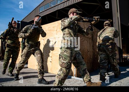 STATI UNITI Air Force 820th membri del gruppo base di difesa, un membro bulgaro Special Operations Forces (SOF) e un membro croato della SOF si esercitano a combattere per un quarto durante l'esercizio Trojan Footprint 22 vicino Udbina, Croazia, 4 maggio 2022. Esercizio Trojan Footprint è il primo esercizio delle forze operative speciali in Europa che si concentra sul miglioramento della capacità della SOF di contrastare una miriade di minacce, aumentare l'integrazione con le forze convenzionali e migliorare l'interoperabilità con i nostri alleati della NATO e i partner europei. Foto Stock