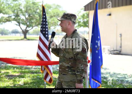 STATI UNITI Tobiah Jones, comandante dello squadrone di addestramento 338th, consegna le sue osservazioni durante la cerimonia di taglio del nastro della forza di spedizione aerea dietro Jones Hall alla base dell'aeronautica militare di Keesler, Mississippi, 4 maggio 2022. L'area di formazione AEF supporta più di 700 studenti all'anno per il corso per apprendisti sulle operazioni in radiofrequenza. Foto Stock