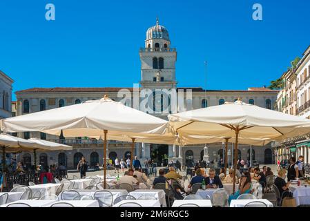 Piazza dei Signori Padova, vista in estate delle persone sedute ai tavoli dei caffè nella panoramica Piazza dei Signori a Padova (Padova), Veneto, Italia Foto Stock