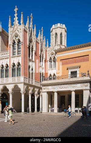 Caffe Pedrocchi Padova, vista in estate della famosa facciata neogotica e della torre lanterna all'ingresso sud del caffe Pedrocchi (1831), Padova Foto Stock