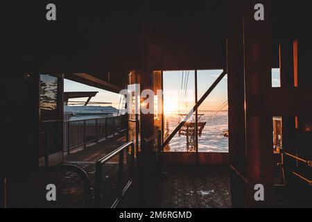 Vancouver, Canada - Dicembre 16,2022: Foto d'epoca della stazione sciistica di Grouse Mountain all'interno dell'edificio Skyride al tramonto Foto Stock