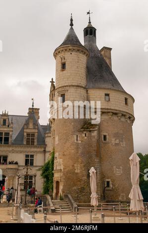 Lo Chateau de Chenonceau è un Chteau francese che attraversa il fiume Cher, vicino al piccolo villaggio di Chenonceaux nell'Indre-et-Loire Foto Stock