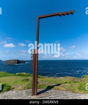 Il punto panoramico presso le scogliere di Kilkee sulla Wild Atlantic Way nell'Irlanda occidentale con il tipico cartello Foto Stock