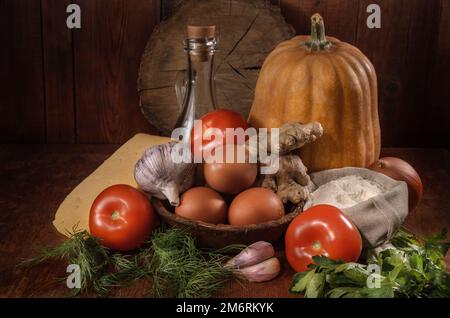 Zucca e altri ingredienti per la casseruola di zucca su sfondo scuro Foto Stock