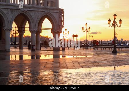 Alba sulla Piazzetta durante l'acqua alta, vista attraverso i portici del Palazzo Ducale, Venezia, Italia Foto Stock