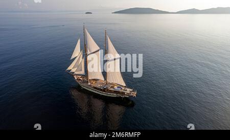 Veduta aerea di una barca a vela in Dampier Strait, Raja Ampat Indonesia. Foto Stock