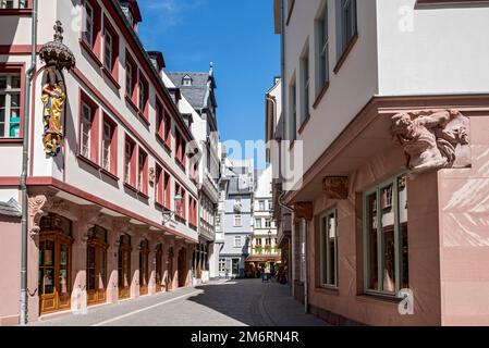 Residenza patrizia ricostruita Das Goldene Laemmchen e case di città con negozi, Hinter dem Laemmchen, New Frankfurt Old Town, Dom-Roemer-Viertel Foto Stock