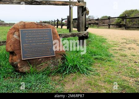 Riconoscimento delle terre indigene al parco statale Año Nuevo nella contea di San Mateo, California; riconoscimento della violenza coloniale della popolazione di Quiroste. Foto Stock