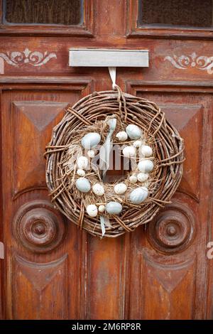 Corona di uova di Pasqua su una vecchia porta di casa, Città Vecchia, Quedlinburg, Sassonia-Anhalt, Germania Foto Stock