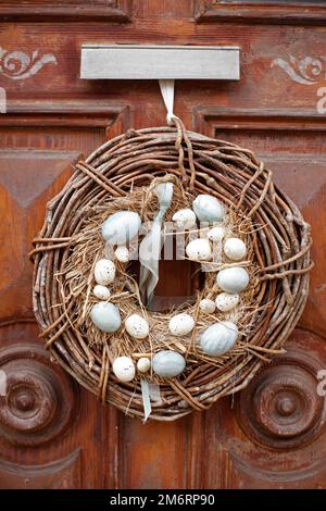 Corona di uova di Pasqua su una vecchia porta di casa, Città Vecchia, Quedlinburg, Sassonia-Anhalt, Germania Foto Stock