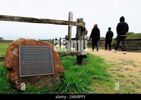 Riconoscimento delle terre indigene al parco statale Año Nuevo nella contea di San Mateo, California; riconoscimento della violenza coloniale della popolazione di Quiroste. Foto Stock