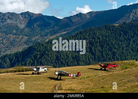 Tre aerei sul campo di atterraggio della montagna Croix-de-Coeur Verbier, da sinistra a destra. Piper PA-18-150 Super Cub HB-PMN, Slepcev Storch Mk IV Foto Stock