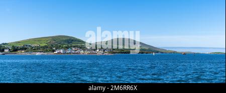 Panorama del villaggio di Knight's Town e del porto sull'isola di Valentia Foto Stock