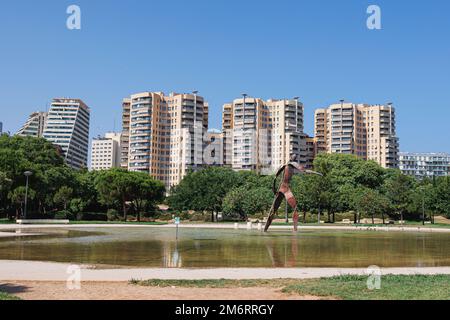Il lago Gulliver e la scultura in bronzo del Dio Nettuno nel Parco Turia di Valencia, Spagna. Foto Stock