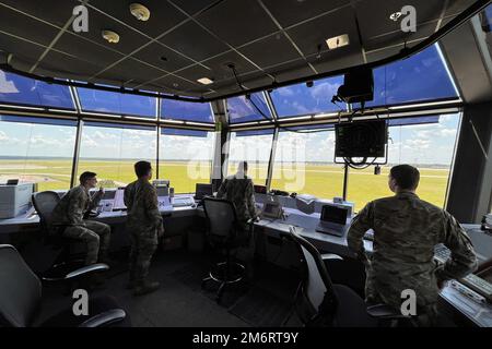 STATI UNITI Air Force 23rd supporto operativo Squadron Airmen conduce le operazioni delle torri di controllo presso la Moody Air Force base, Georgia, 4 maggio 2022. Controllo del traffico aereo gli Airmen devono essere in grado di vedere l'intera linea di volo in qualsiasi momento. Foto Stock