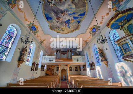 Soppalco d'organo con affreschi a soffitto, Chiesa di nostra Signora Mariae Namen, a Jungholz, Tirolo, Austria Foto Stock