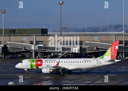 Aircraft TAP Express, Embraer ERJ-190, CS-TPR, Zurich Kloten, Svizzera Foto Stock