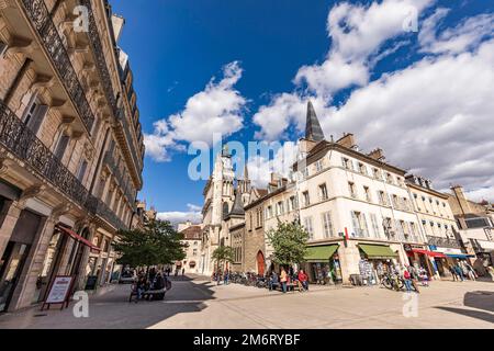 Negozi e Cattedrale di Notre Dame a Place Notre Dame, Città Vecchia, Digione, Cote Dor, Borgogna, Francia Foto Stock