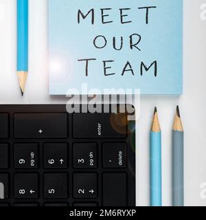 Didascalia di testo Presentazione incontra il nostro team. Approccio aziendale introducendo un'altra persona ai compagni di squadra dell'azienda Foto Stock