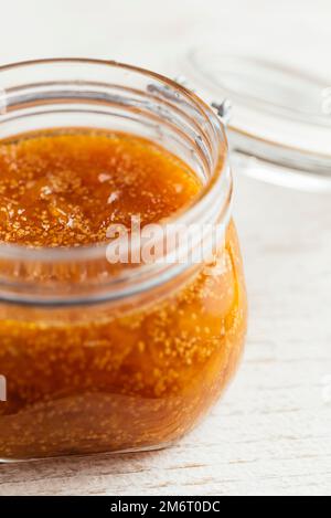 Physalis fatto in casa e marmellata di camomilla in un vaso. Foto Stock