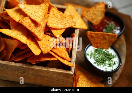 Chips nachos con salse. Spuntini messicani. Foto Stock