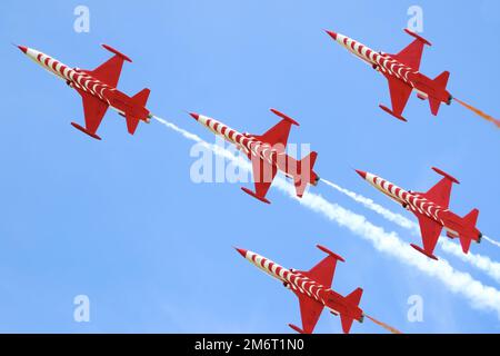 Airshow, Turkish Stars jet Air Force dimostrazione Team Acrobatics esecuzione, volo in cielo. Copy Space, giorni nazionali. Foto Stock