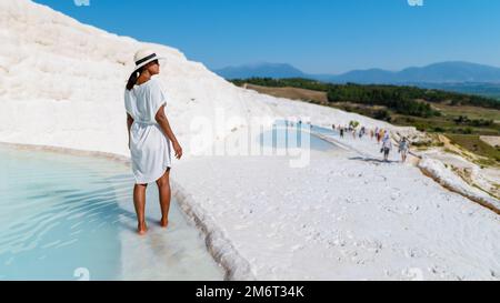 Travertino naturale piscine e terrazze in Pamukkale. Castello di cotone nel sud-ovest della Turchia Foto Stock
