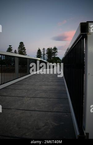 Ponte di legno sulla spiaggia di Crescent Head Australia Foto Stock