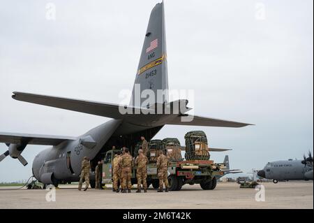 I locatori di aerei assegnati al Gruppo operativo 103rd, 103rd Airlift Wing, Connecticut Air National Guard, e i membri delle forze armate italiane caricano il carico su un C-130H Hercules in preparazione di una missione airdrop, 4 maggio 2022 presso l'Aeroporto Internazionale di Pisa, Pisa, Italia. Swift Response è un programma EUCOM degli Stati Uniti, un'attività condotta dall'Europa e dall'Africa dell'esercito degli Stati Uniti e un'esercitazione globale condotta da SETAF, incentrata sulla capacità delle forze aeree alleate di rispondere in modo rapido ed efficace alle situazioni di crisi come un team interoperativo e multinazionale. Swift Response dimostra la proiezione della forza a degli Stati Uniti e degli alleati Foto Stock