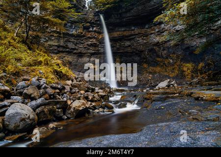Una vista della cascata Hardraw Force nelle Yorkshire Dales in autunno splendore Foto Stock